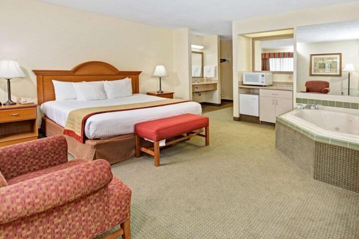 Hotel Baymont By Wyndham Indianapolis Exterior foto